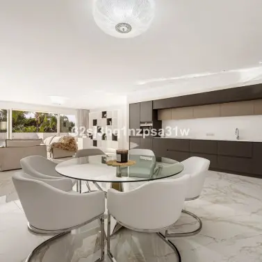 Venta de apartamento en planta media en Marbella