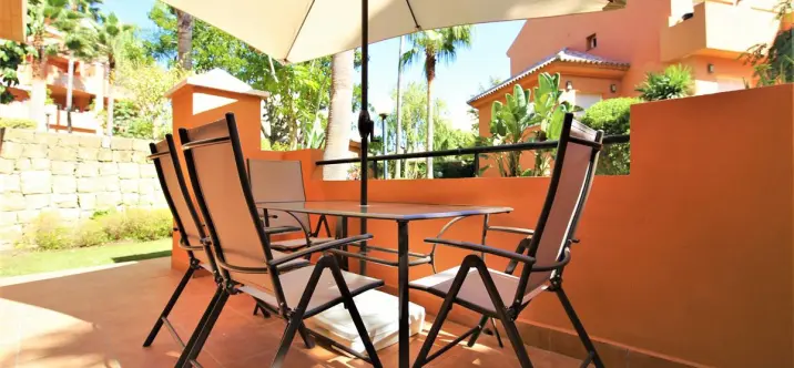 Alquiler a corto plazo de apartamento en planta baja en Estepona 2