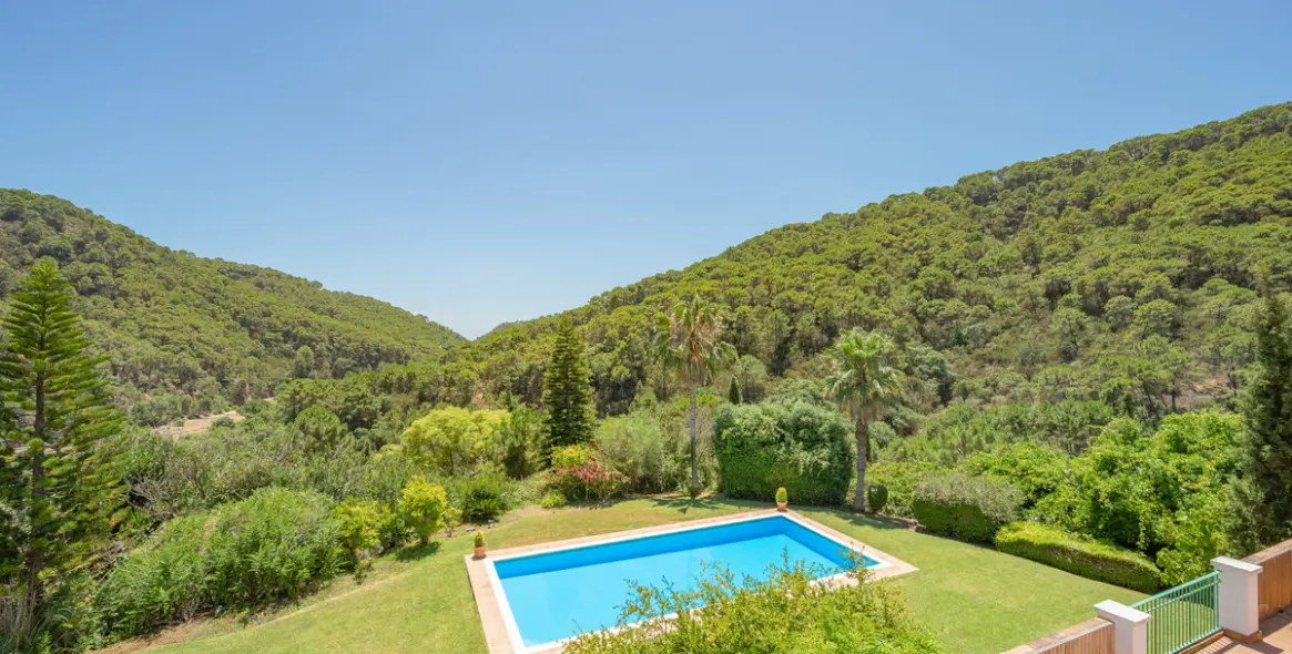 Sale of detached villa in Estepona 25