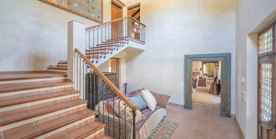 Sale of detached villa in Estepona 27