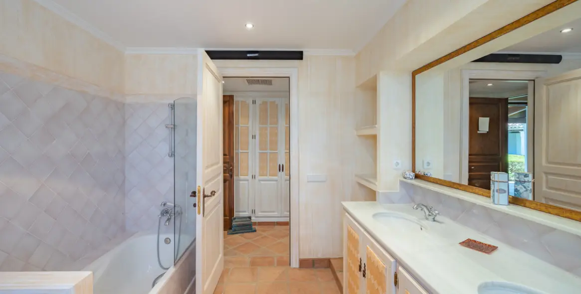 Sale of detached villa in Estepona 30