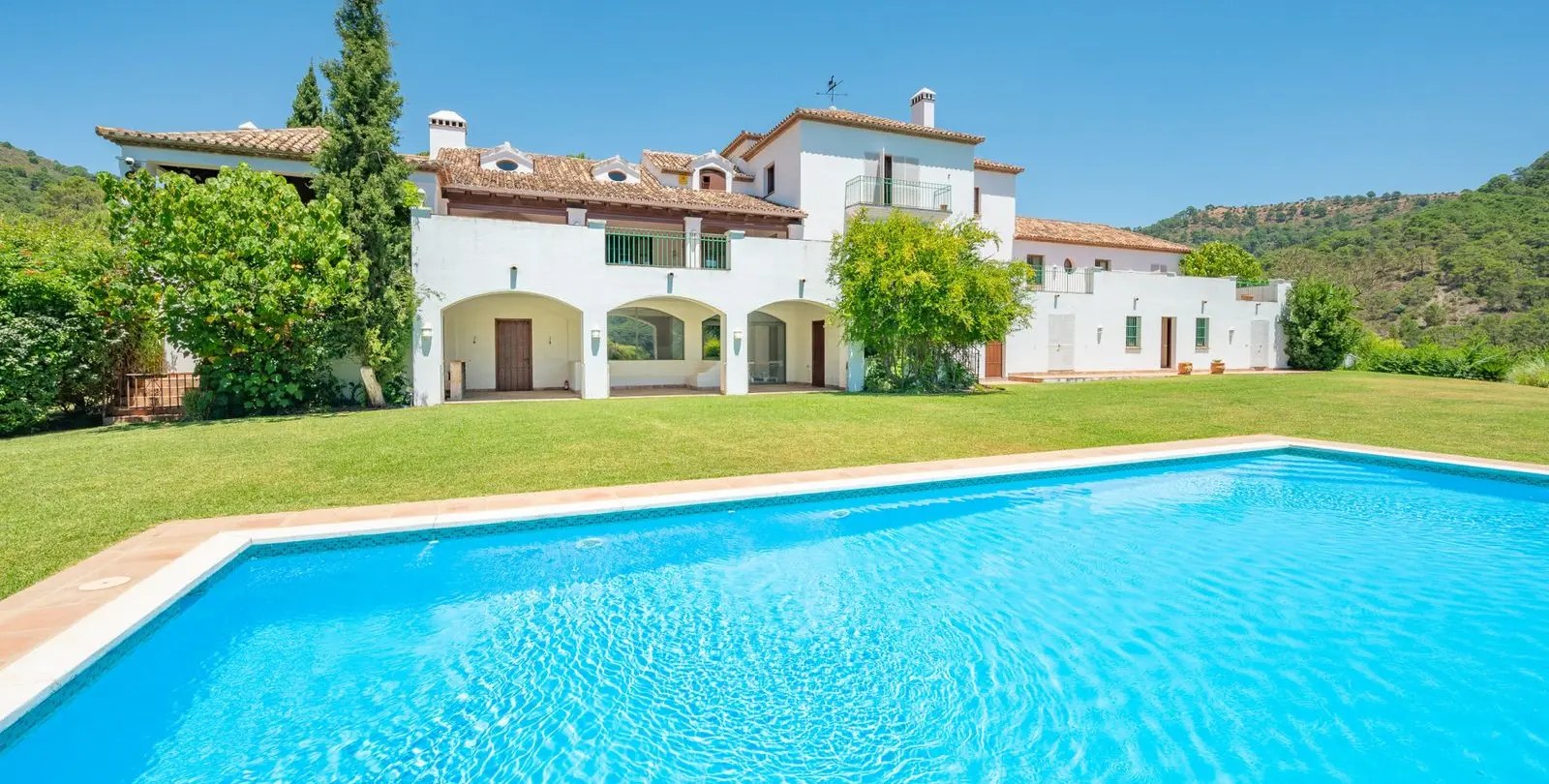 Sale of detached villa in Estepona 1