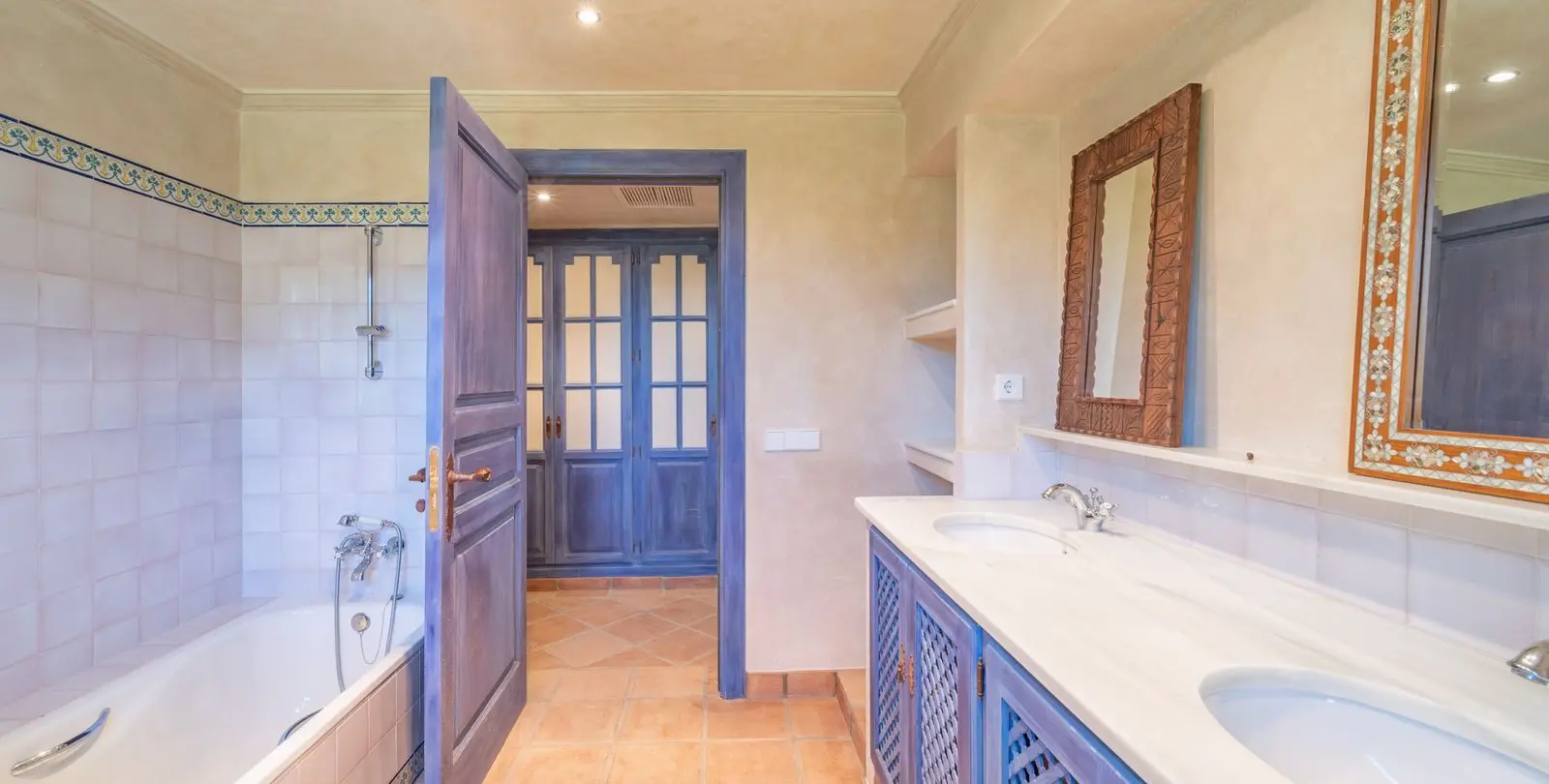 Sale of detached villa in Estepona 9