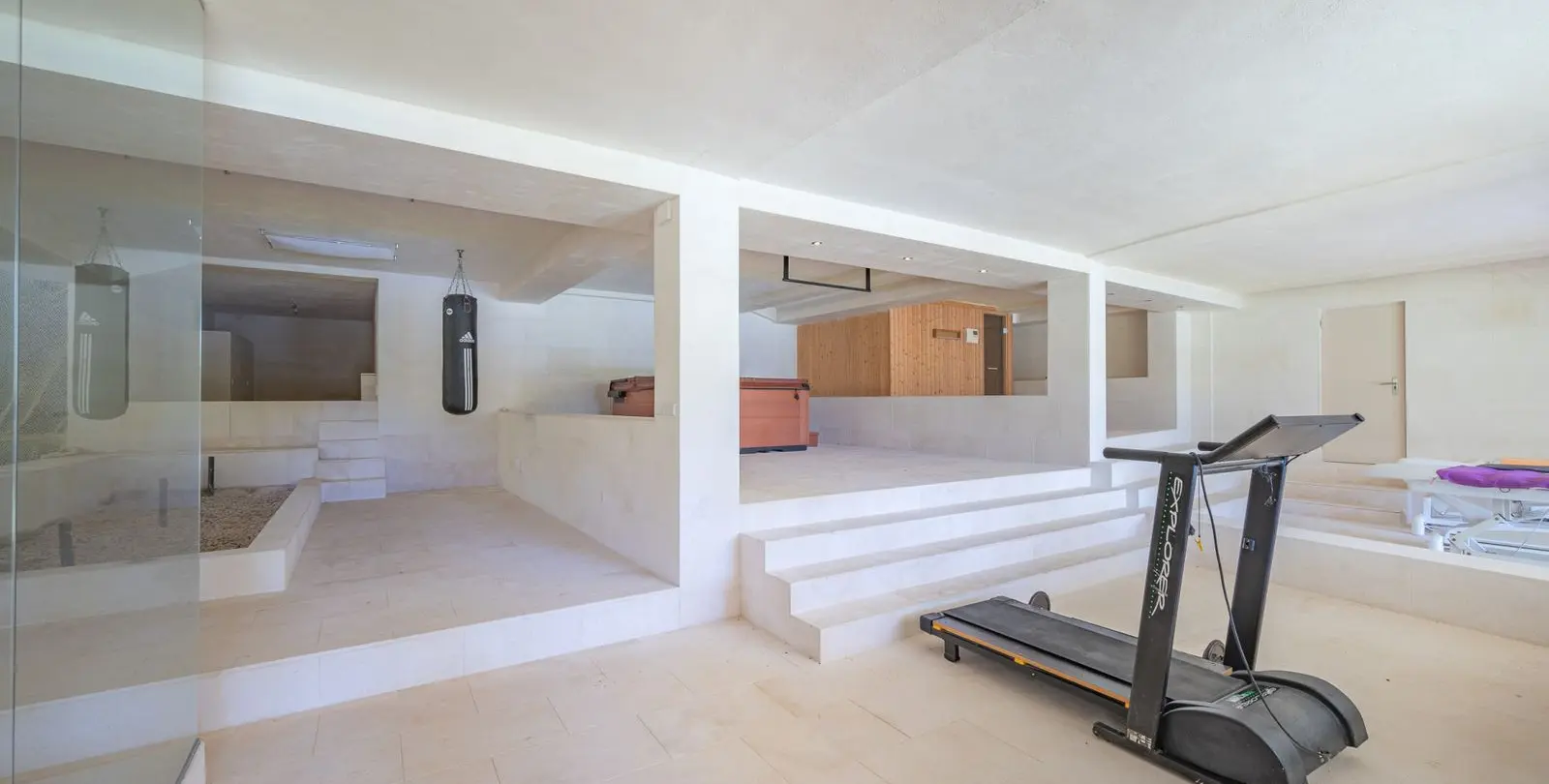 Sale of detached villa in Estepona 10