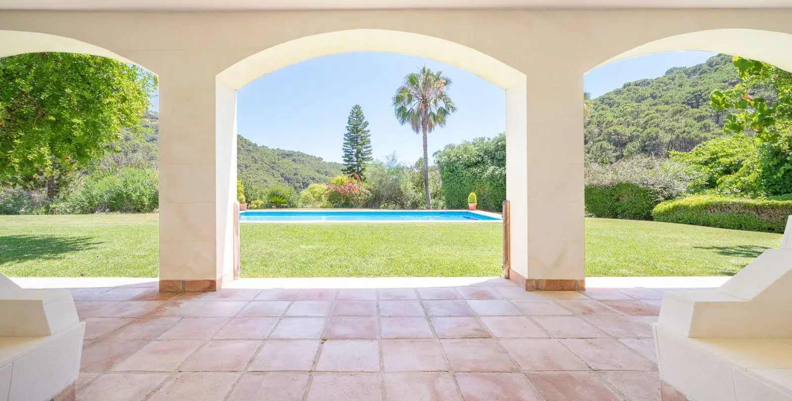 Sale of detached villa in Estepona 12