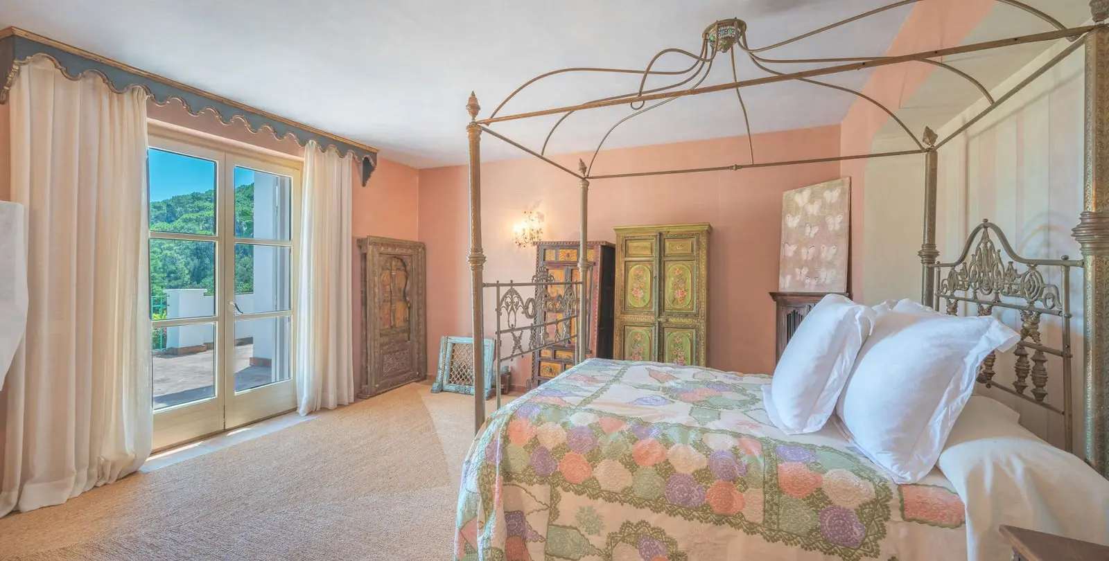 Sale of detached villa in Estepona 13