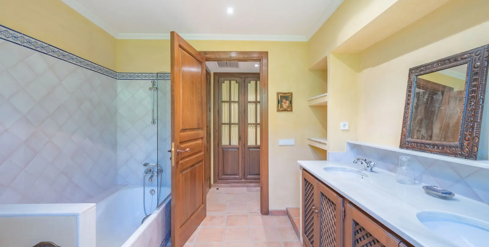 Sale of detached villa in Estepona 19