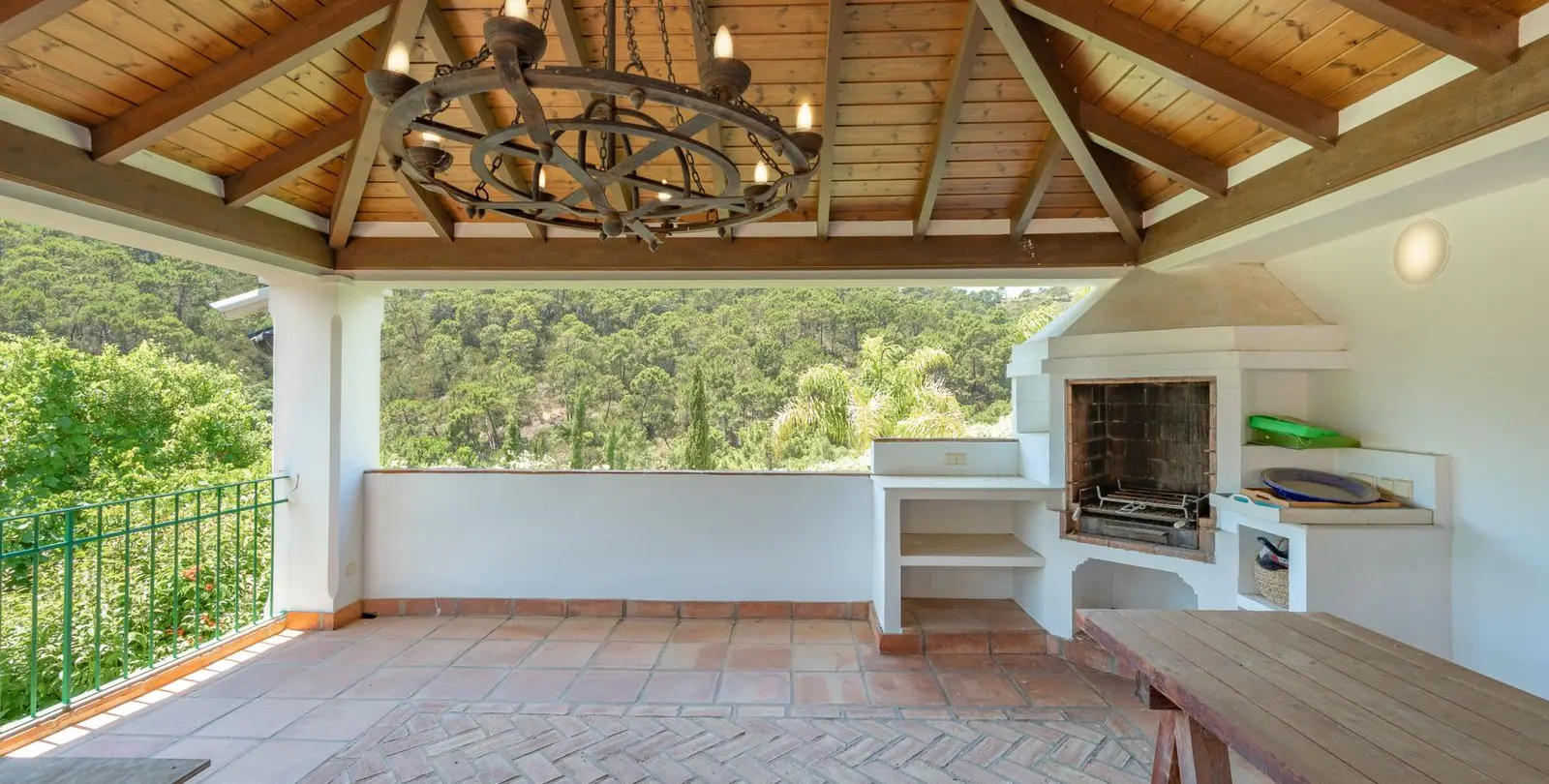 Sale of detached villa in Estepona 24