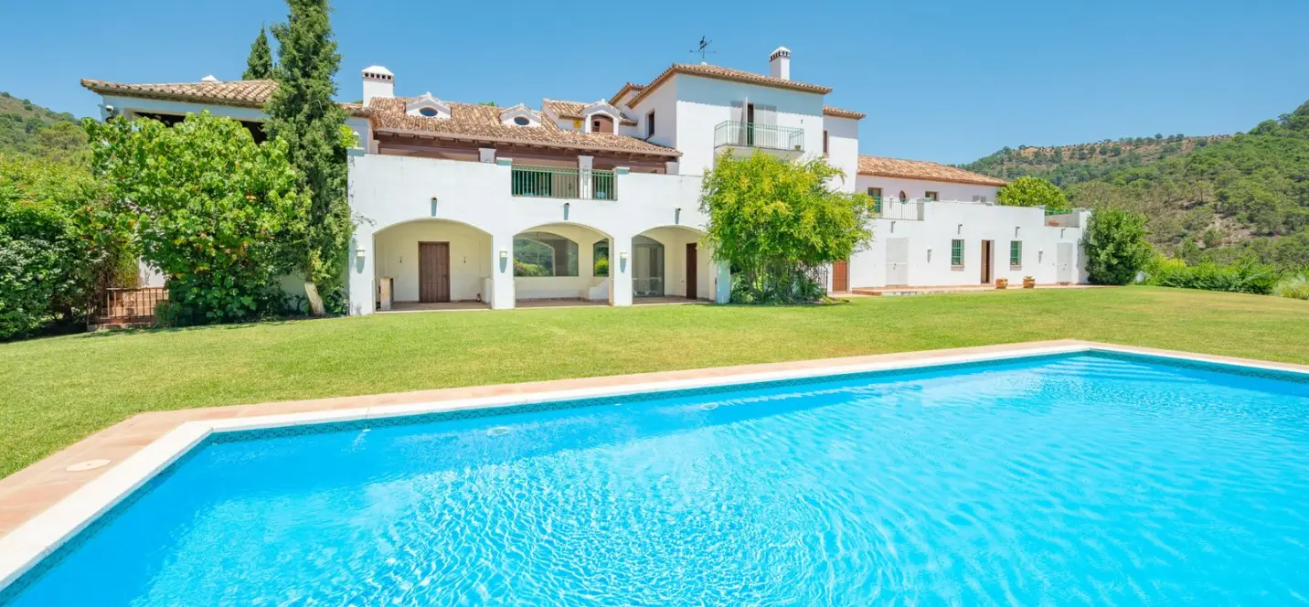 Sale of detached villa in Estepona 0