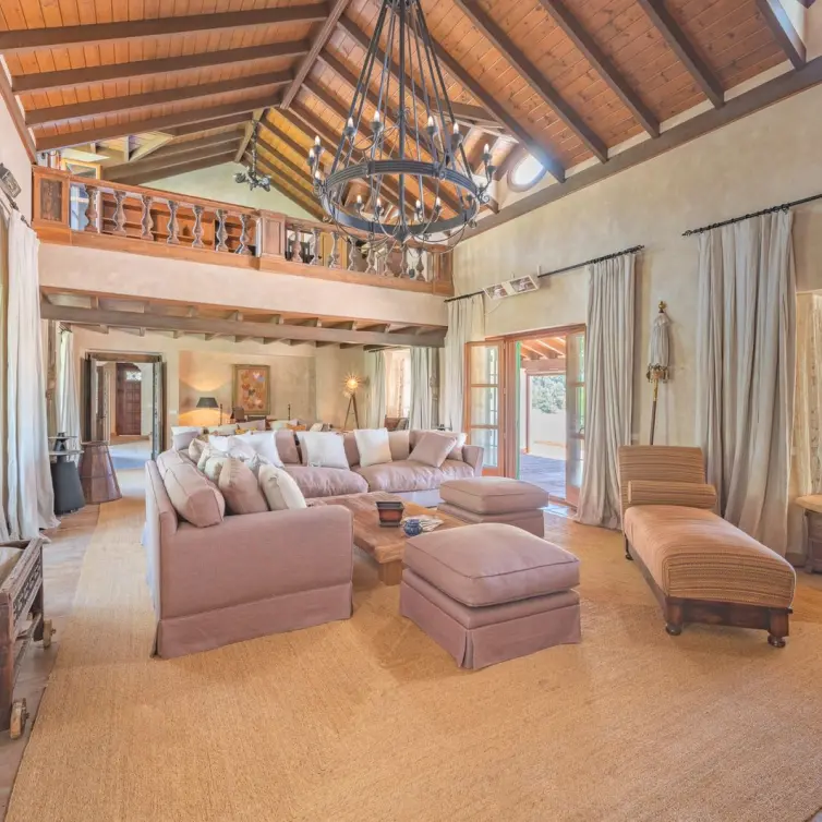 Sale of detached villa in Estepona