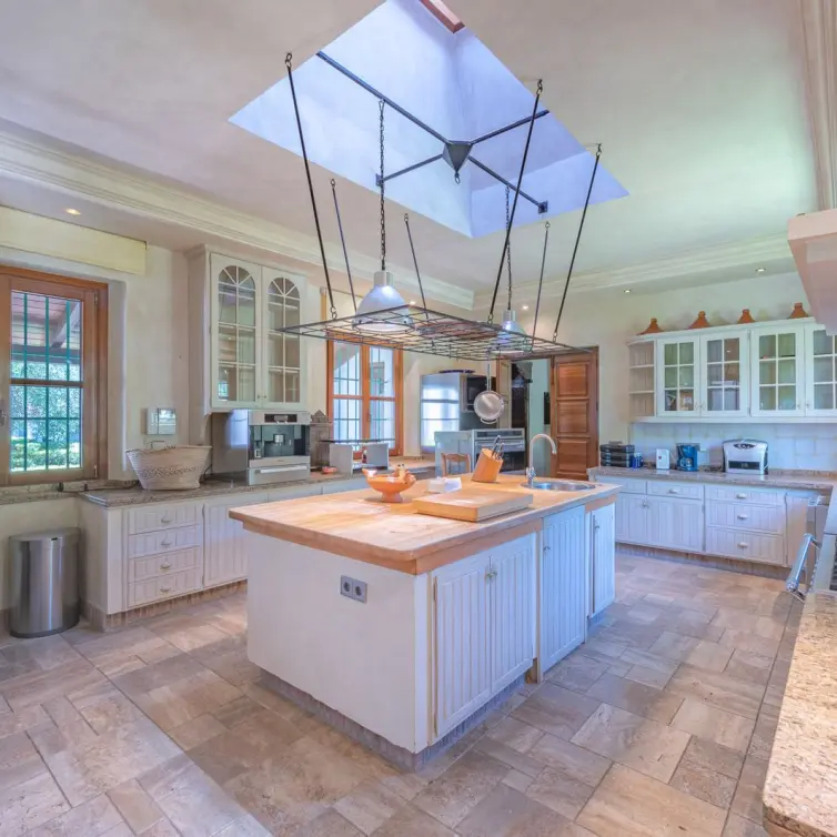 Sale of detached villa in Estepona
