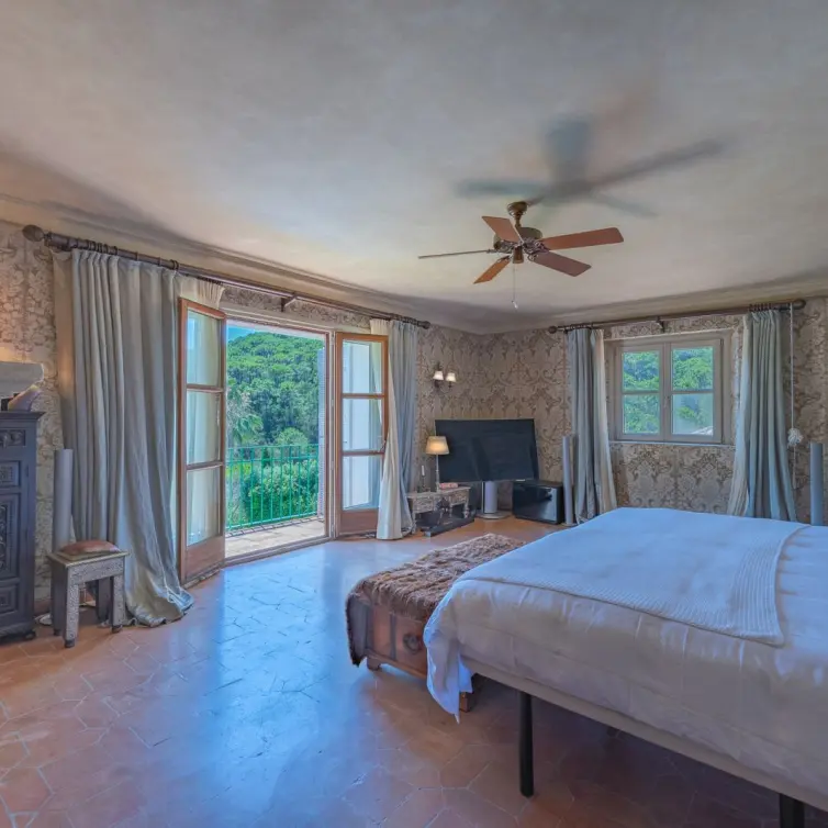 Sale of detached villa in Estepona