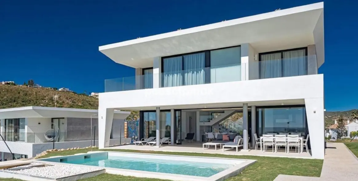 Long-term rent of detached villa in Manilva 1