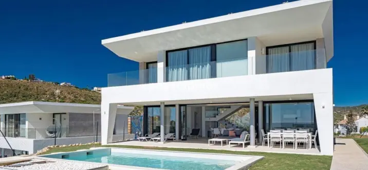 Long-term rent of detached villa in Manilva 0