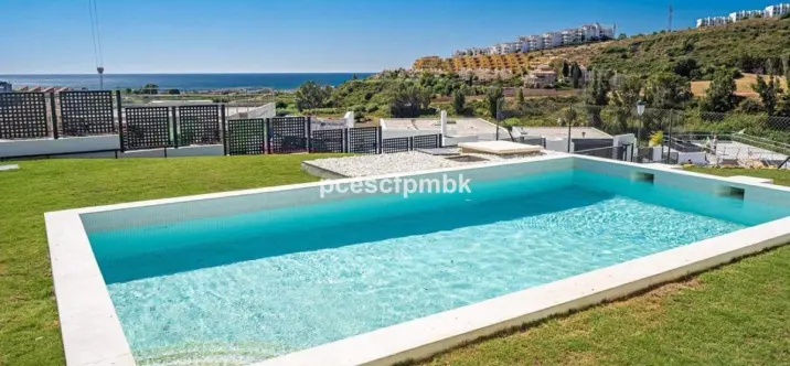 Long-term rent of detached villa in Manilva 1