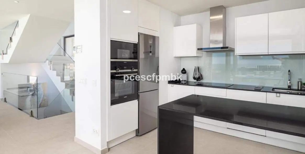 Long-term rent of detached villa in Manilva 4