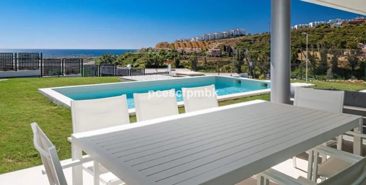 Long-term rent of detached villa in Manilva 16