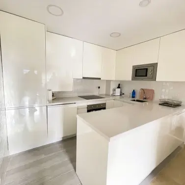 Venta de apartamento en planta media en Marbella