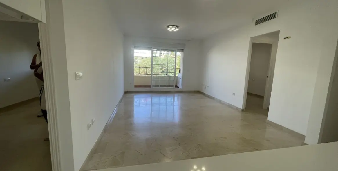 Venta de apartamento en planta media en Marbella 3