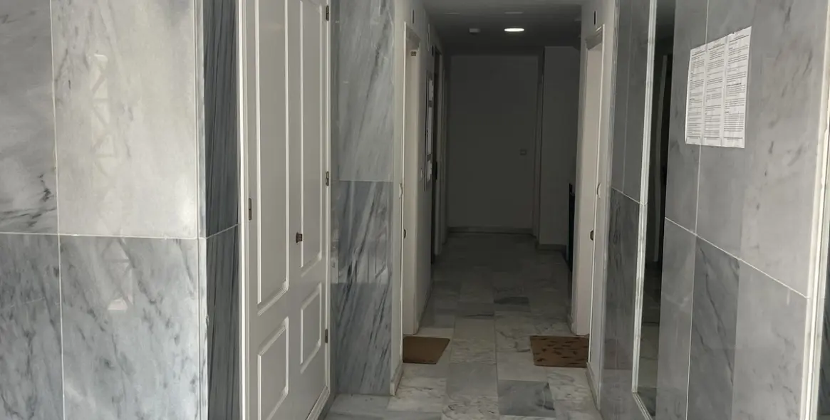 Venta de apartamento en planta media en Marbella 13