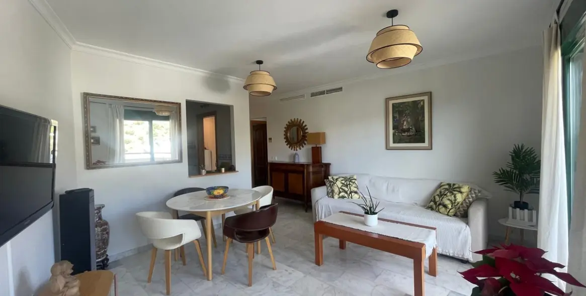 Sale of middle floor apartment in Fuengirola 1