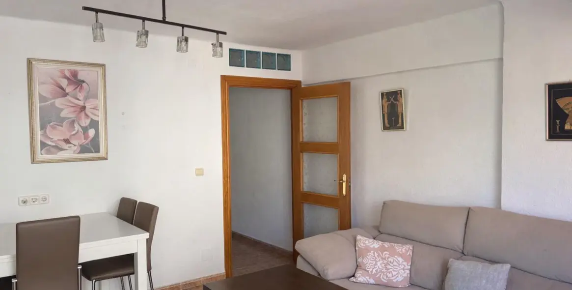 Sale of middle floor apartment in Málaga 3