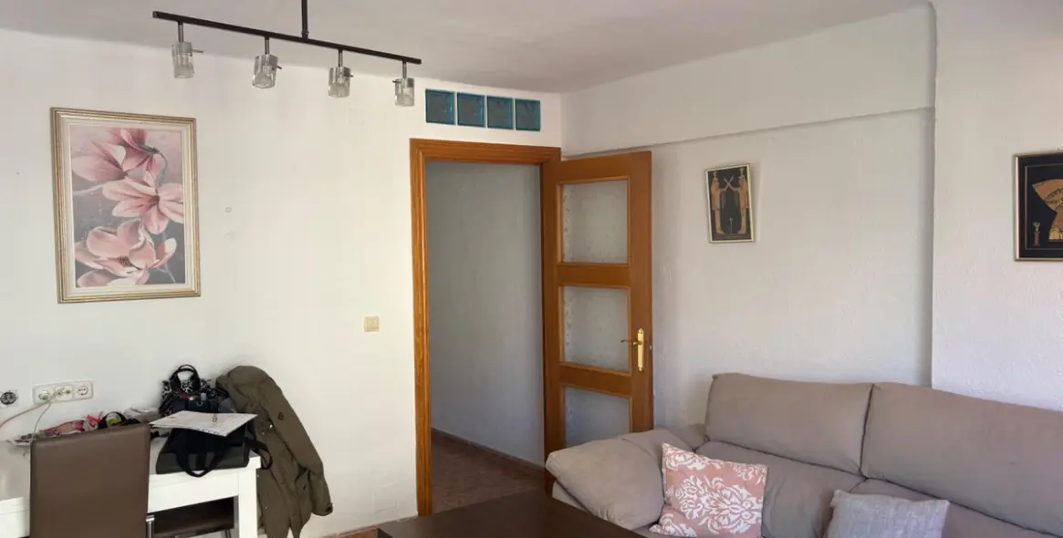 Sale of middle floor apartment in Málaga 5