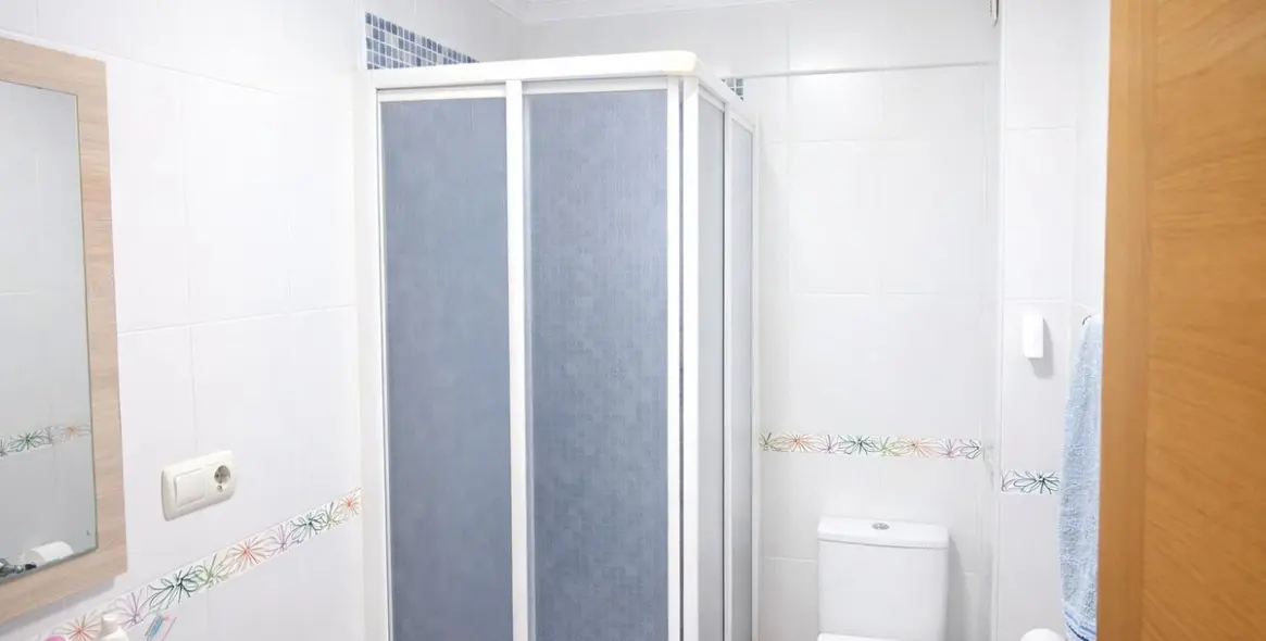 Sale of middle floor apartment in Málaga 14