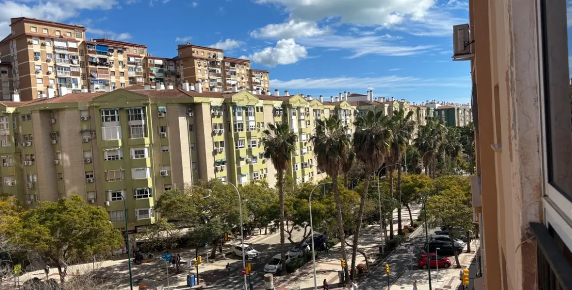 Sale of middle floor apartment in Málaga 17