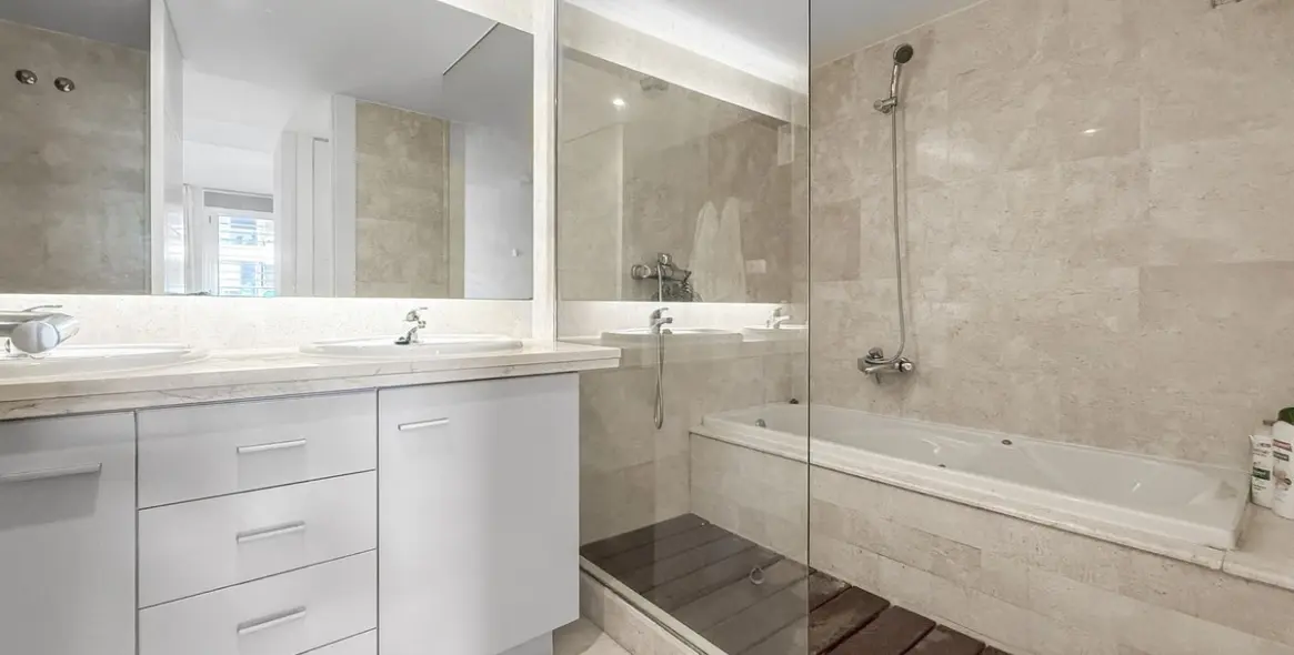 Sale of middle floor apartment in Manilva 35