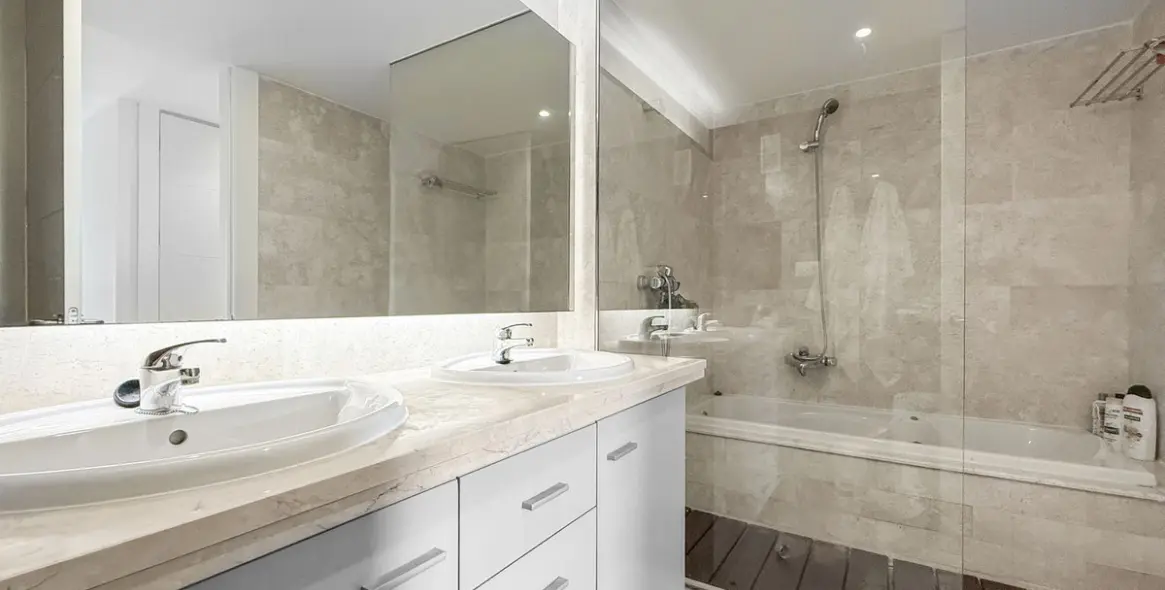 Sale of middle floor apartment in Manilva 36