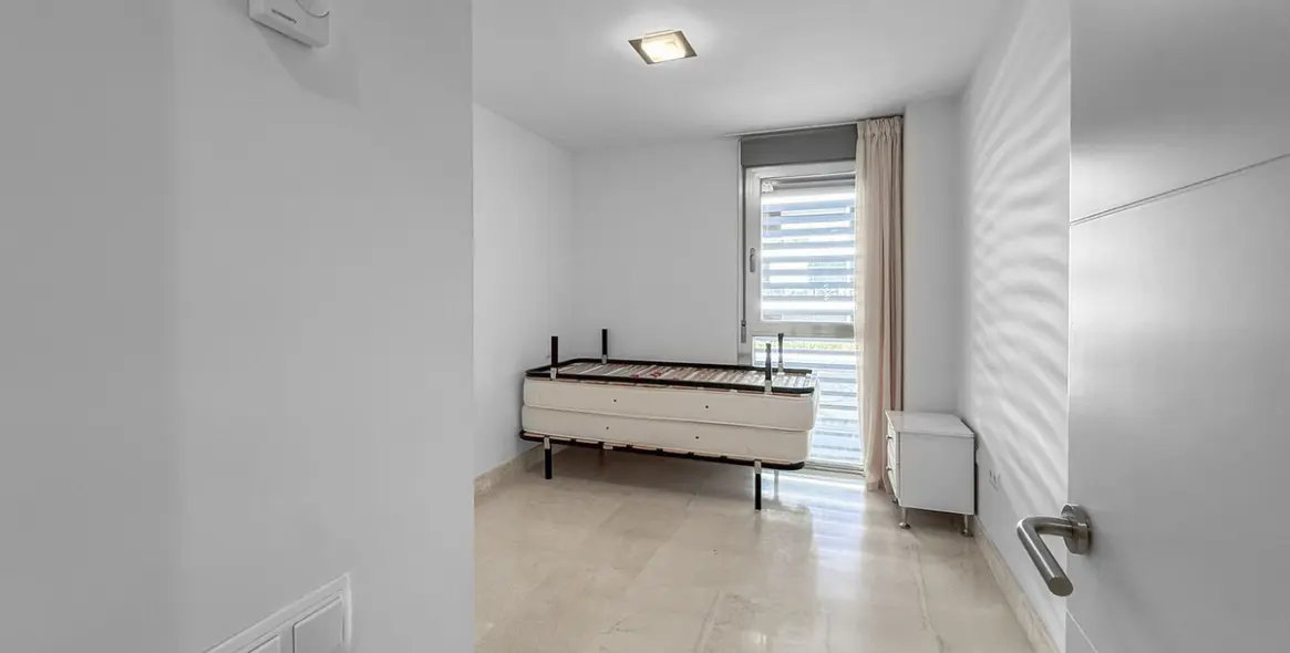 Sale of middle floor apartment in Manilva 42