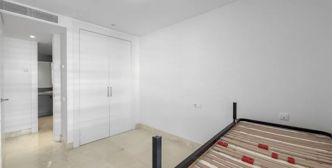 Sale of middle floor apartment in Manilva 43