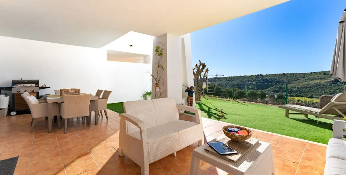 Sale of ground floor apartment in Casares 8