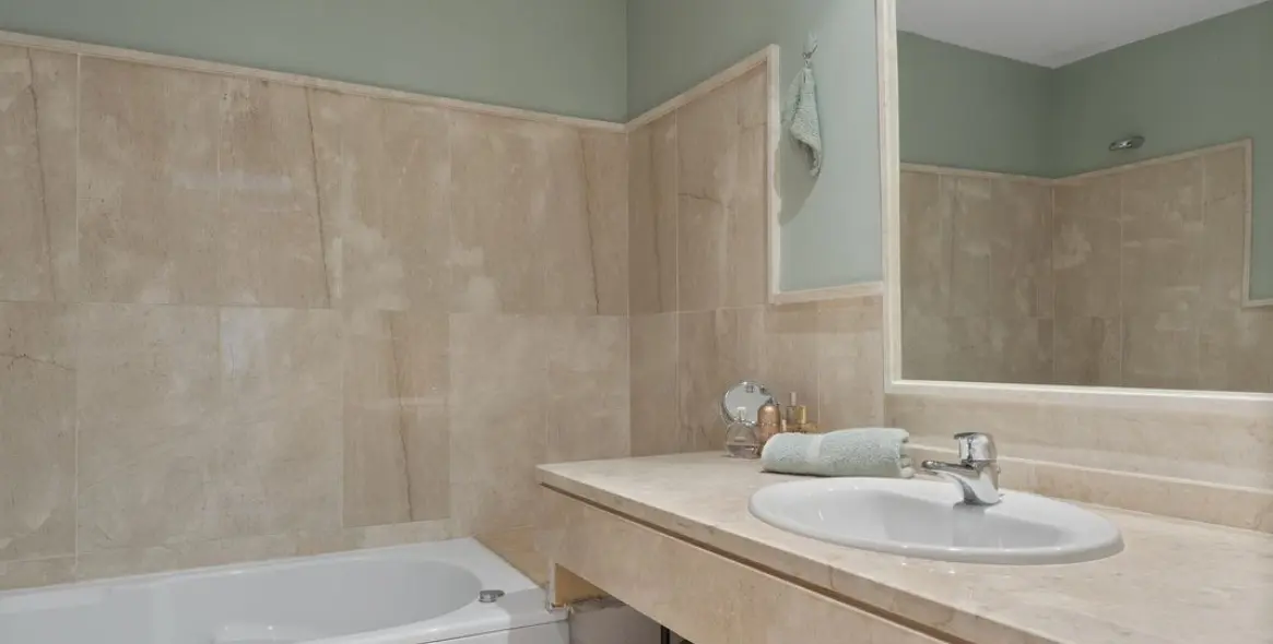 Sale of ground floor apartment in Casares 19