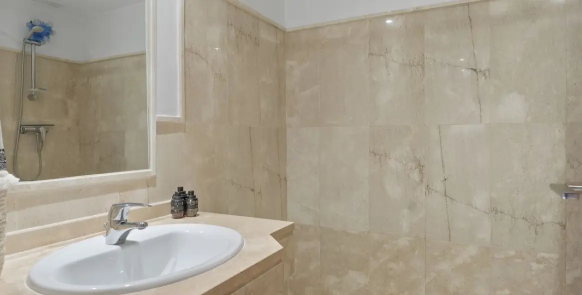 Sale of ground floor apartment in Casares 23