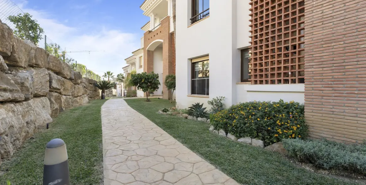 Sale of ground floor apartment in Casares 28