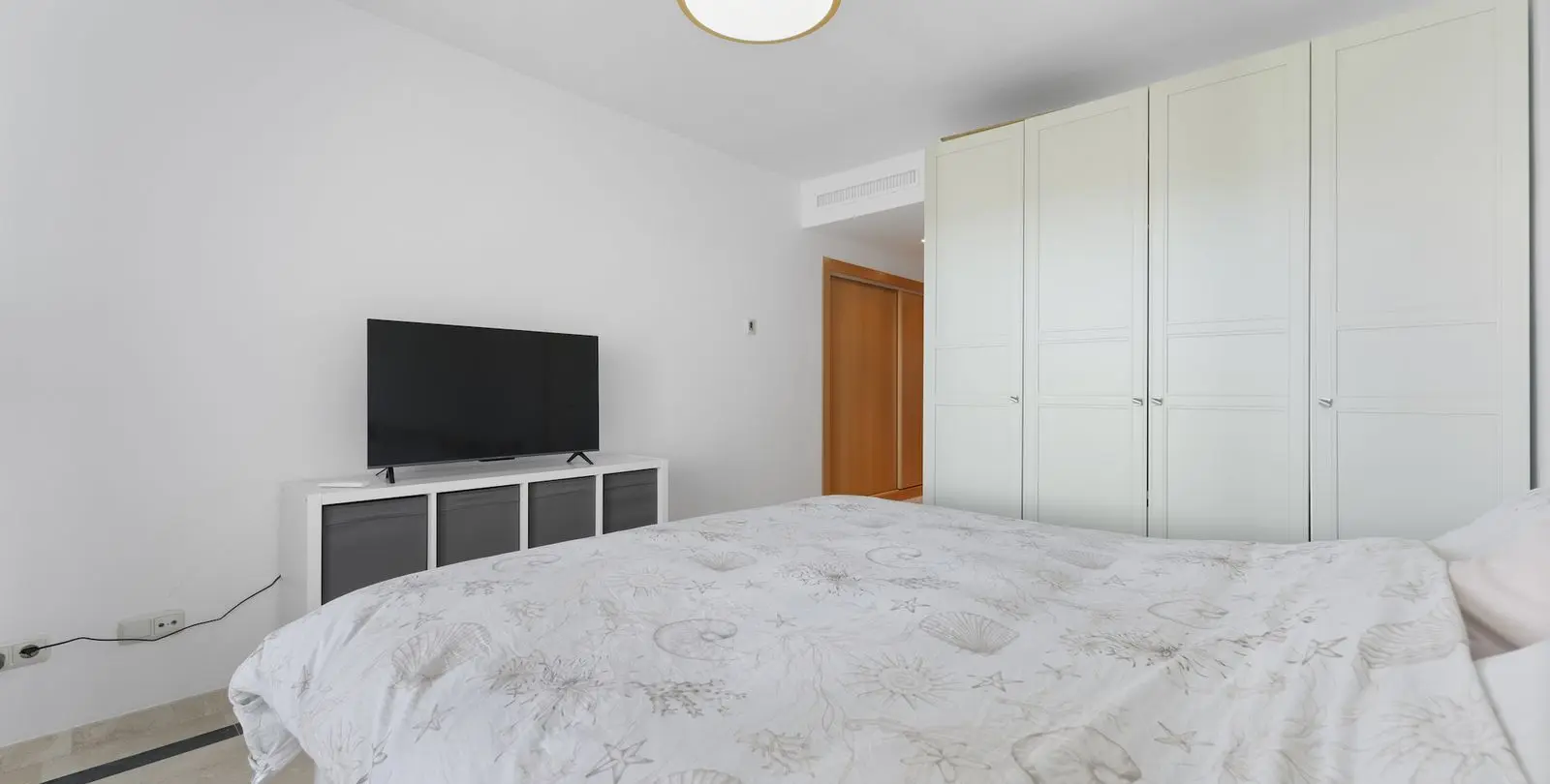 Продажа апартаментов на первом этаже в Casares 16