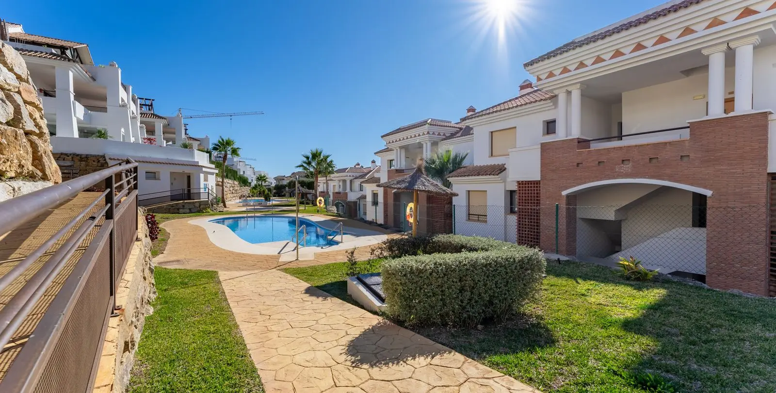 Продажа апартаментов на первом этаже в Casares 33