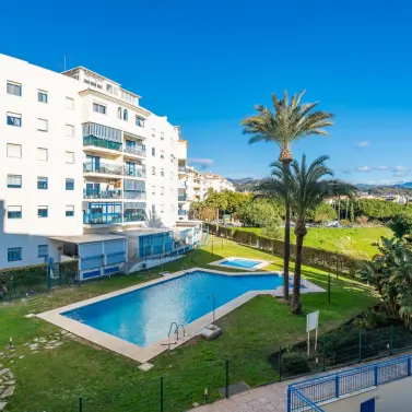 Sale of middle floor apartment in Estepona