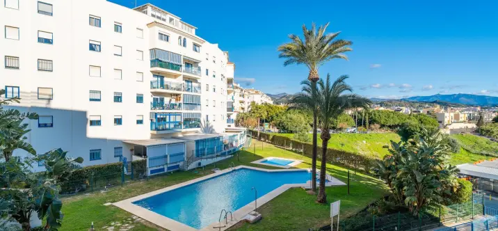 Продажа апартаментов на среднем этаже в Estepona 0