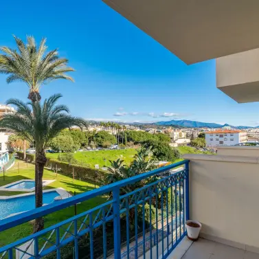 Sale of middle floor apartment in Estepona