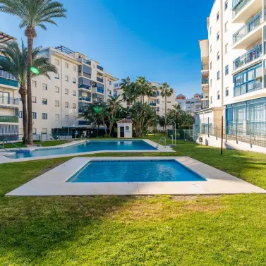 Sale of middle floor apartment in Estepona