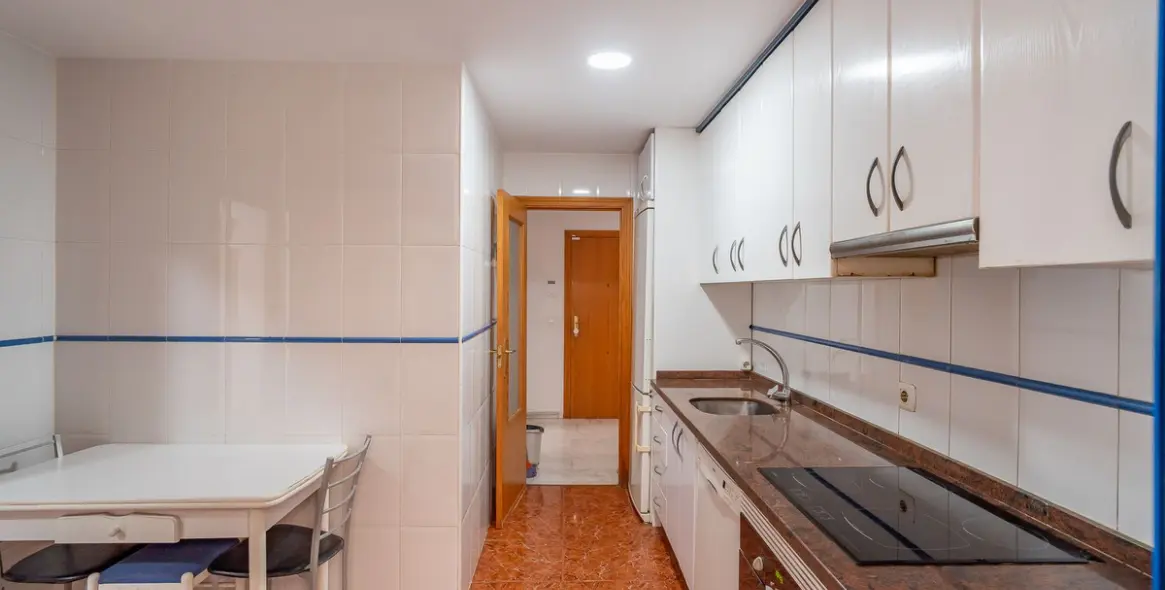 Продажа апартаментов на среднем этаже в Estepona 9