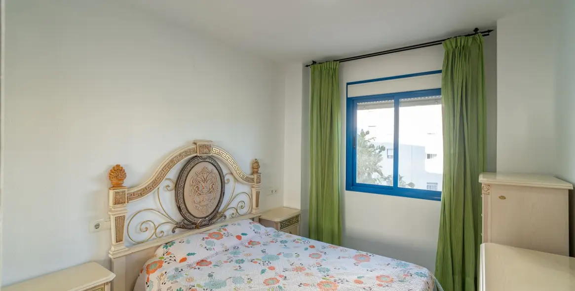 Sale of middle floor apartment in Estepona 28