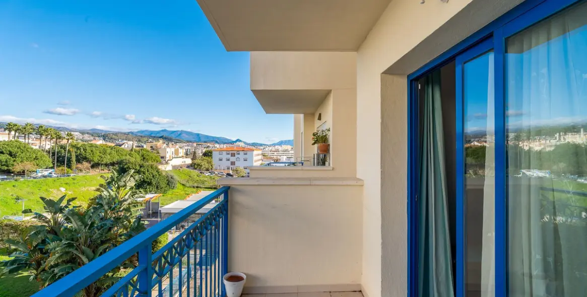 Sale of middle floor apartment in Estepona 30