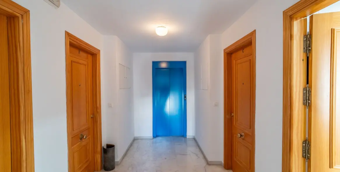 Sale of middle floor apartment in Estepona 38