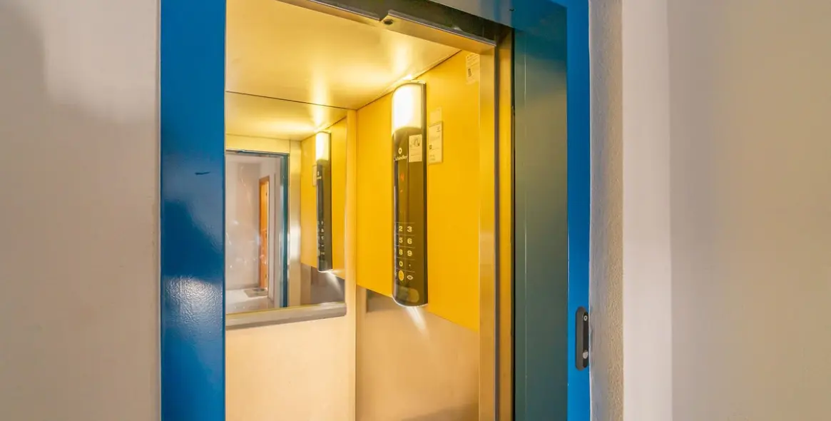 Sale of middle floor apartment in Estepona 41