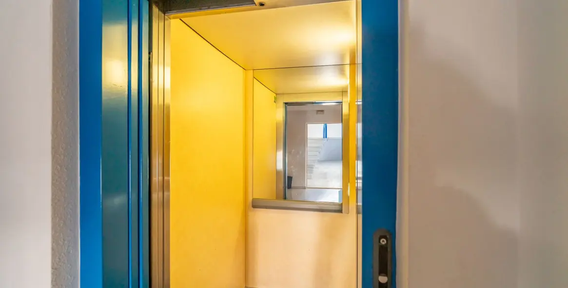 Sale of middle floor apartment in Estepona 42