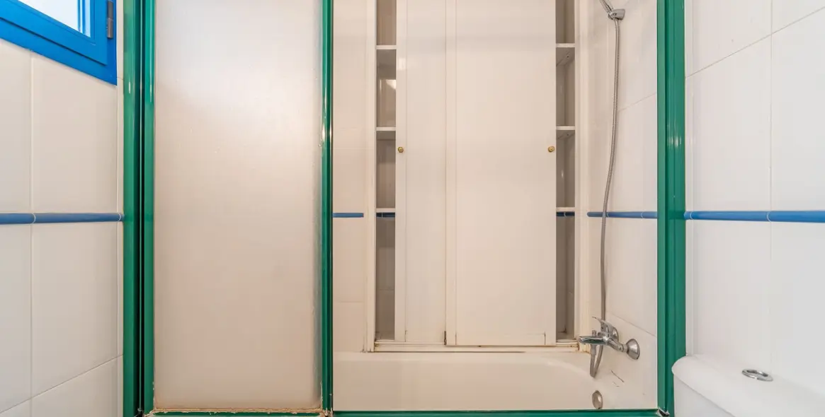 Sale of middle floor apartment in Estepona 46